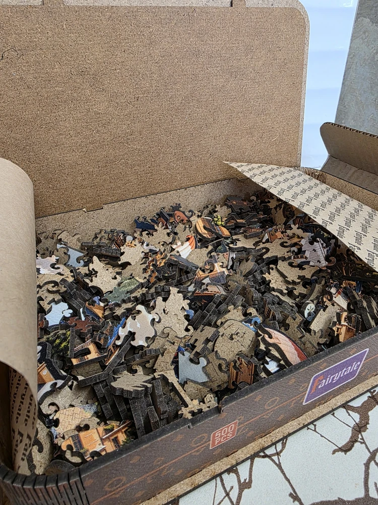 Деревянные детали пазла внутри чемодана