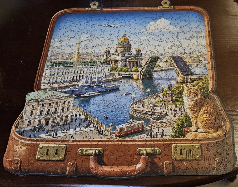 Деревянный пазл Санкт-Петербург собранный в чемодане