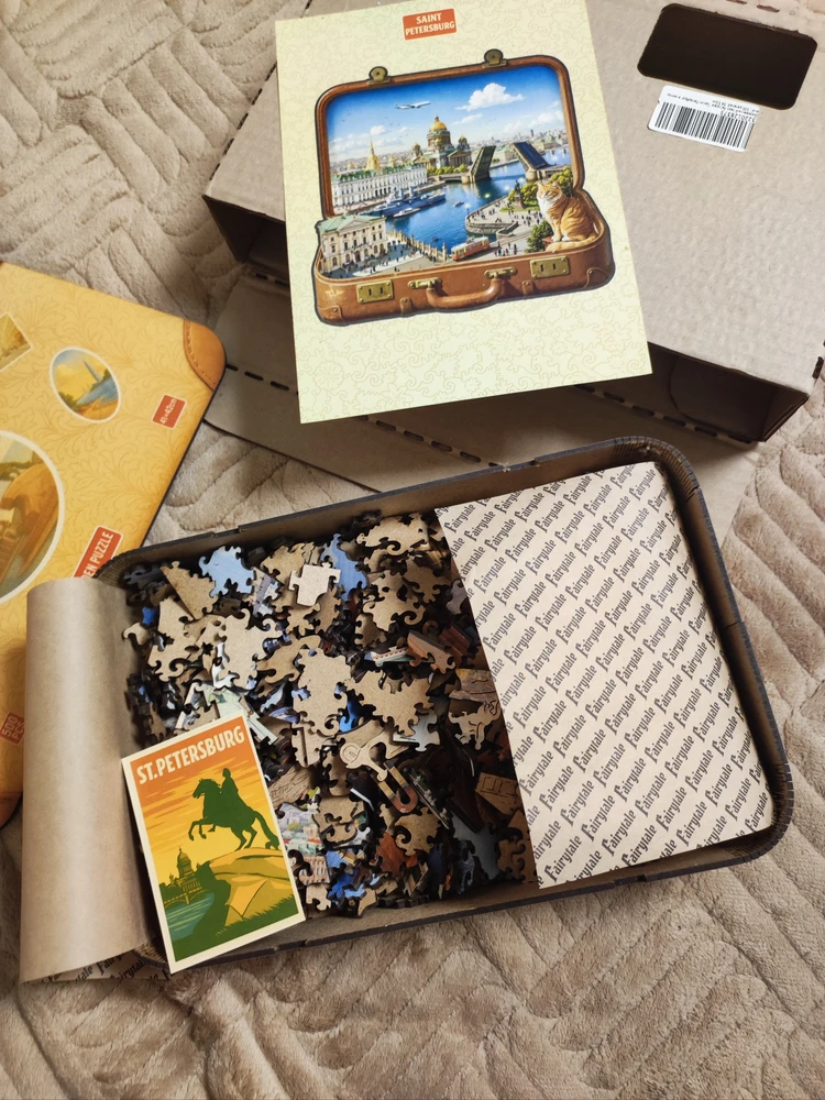 Открытый чемодан с деревянными деталями пазла